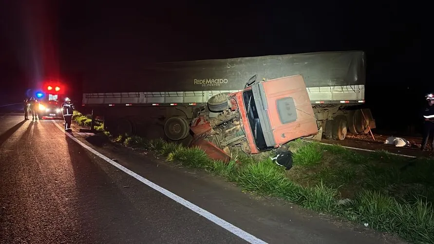 Caminhoneiro se salva em acidente com cabine destruída na BR-376