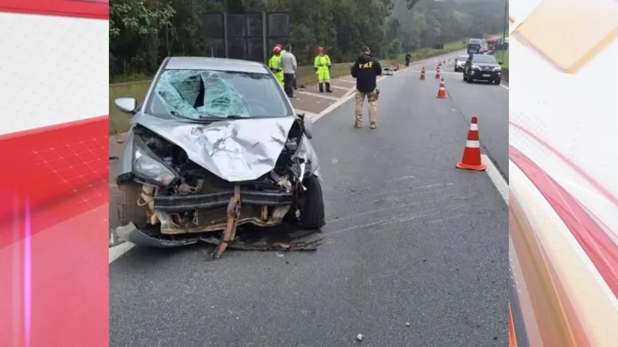 Carro ficou destruído após atropelamento