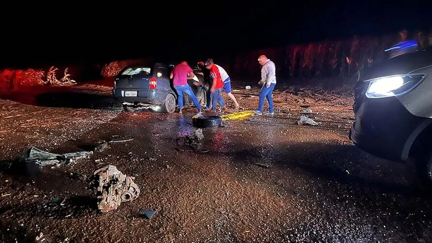 Carro ficou destruído após colisão frontal