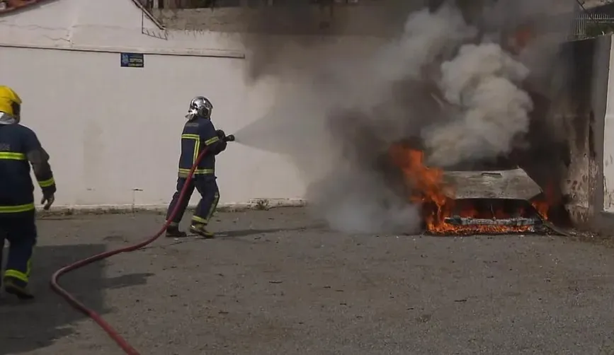 Carro ficou destruído após o incêndio