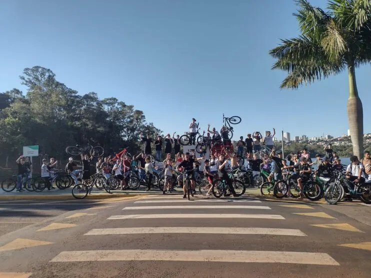 Cerca de 150 jovens se reuniram para andar de bicicleta no centro de Apucarana neste sábado