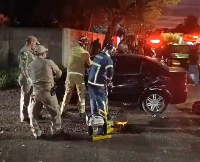 Colisão entre carro e moto aconteceu na noite deste sábado