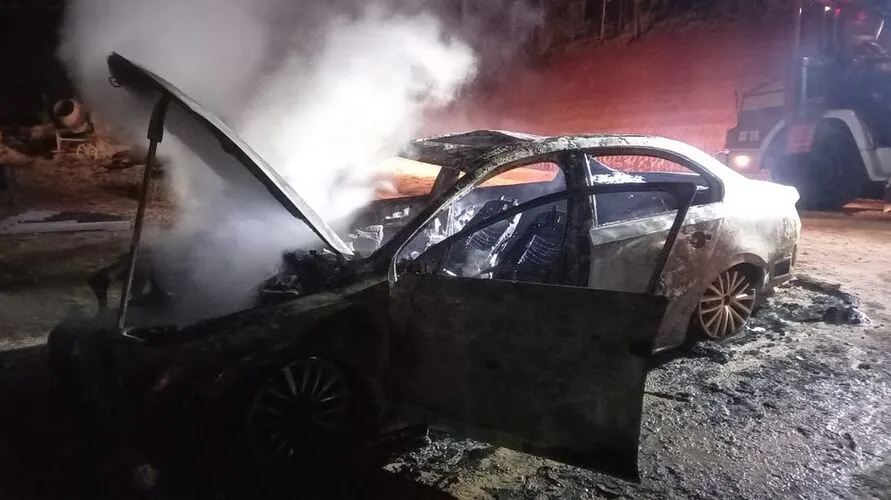 Durante as buscas, um carro usado no crime foi localizado incendiado