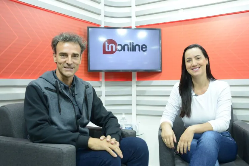 Emanuel durante entrevista à repórter Aline Andrade