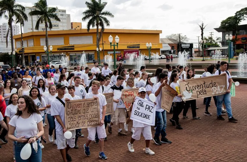 Jovens caminharam na Praça Rui Barbosa