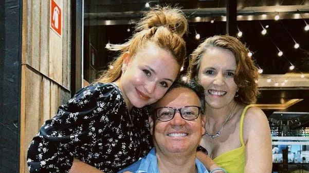 Larissa Manoela e os pais, Silvana e Gilberto