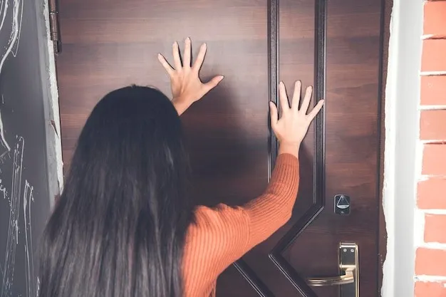 Mulher chegou a segurar a porta do banheiro durante furto em sua casa