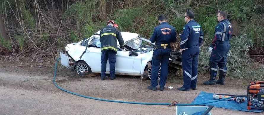 Mulher morreu na hora, enquanto motorista, um homem, ficou ferido