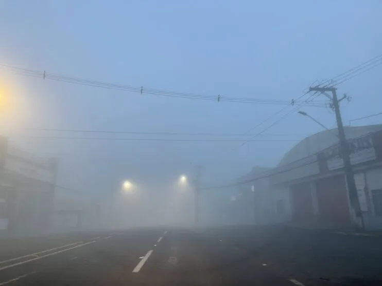 Neblina dificultou a visão dos motoristas que trafegaram pela Avenida Minas Gerais