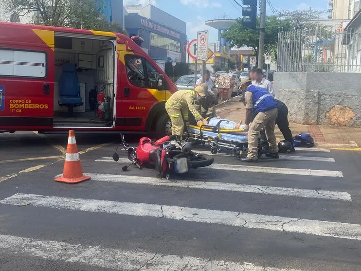 O acidente envolveu um carro e uma motocicleta.