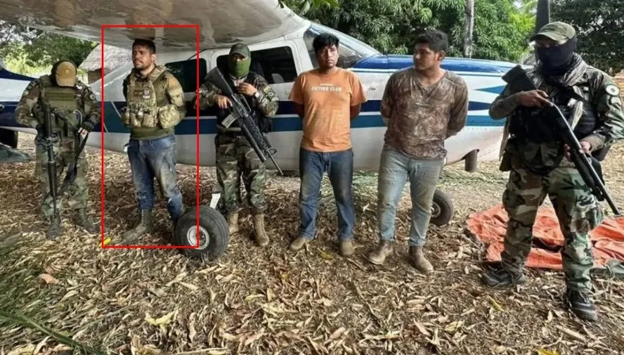 O brasileiro estava com um colete e armas