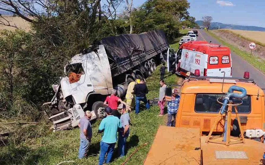 O motorista foi levado com ferimentos moderados para atendimento no Hospital Municipal Santo Antônio de Manoel Ribas.