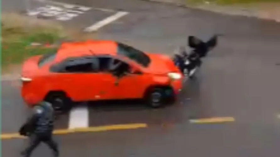 O  para-choque e a placa do carro ficaram no local, enquanto a moto ficou parcialmente destruída