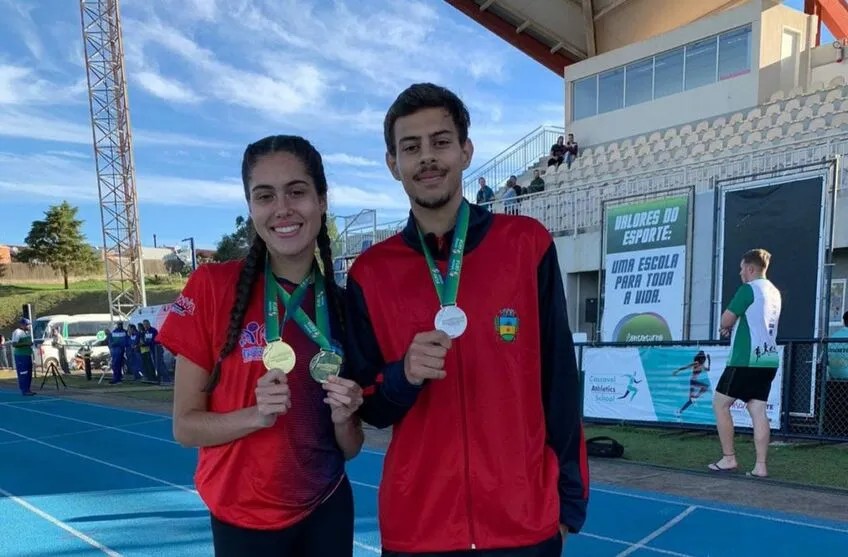 Os atletas Adson Garcia da Silva e Sabrina Gabrieli Pena, da equipe da Secretaria Municipal de Esportes da Prefeitura de Apucarana
