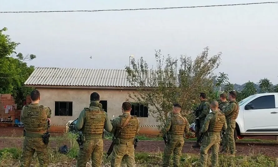 Os corpos dos suspeitos continuam na residência