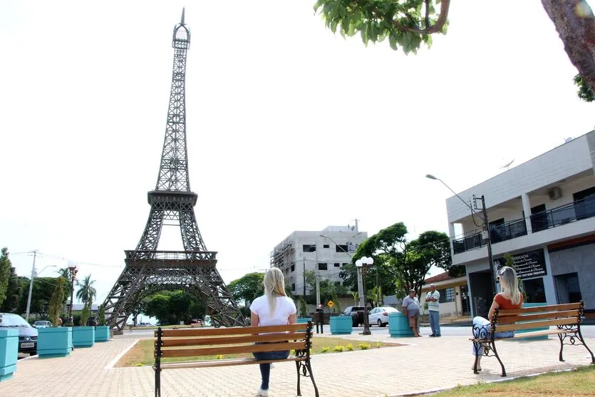 Réplica da Torre Eiffel em Ivaiporã no Paraná foi inaugurada há mais de três anos