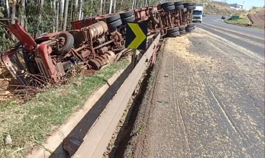 Soja ficou espalhada pela pista após caminhão tombar na PR-444