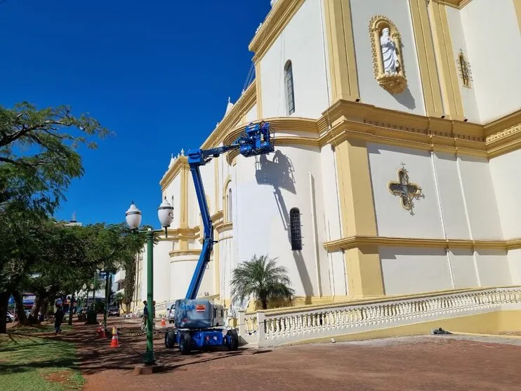 Trabalhadores instalam dispositivo na Catedral