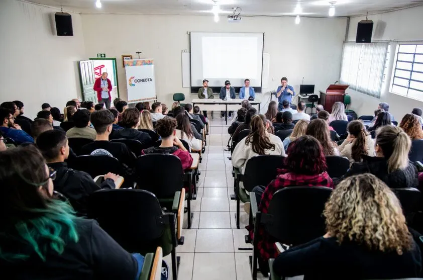 Universitários acompanharam a palestra nesta terça