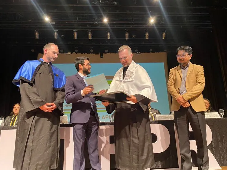 Vereador entrega homenagem à direção da UTFPR