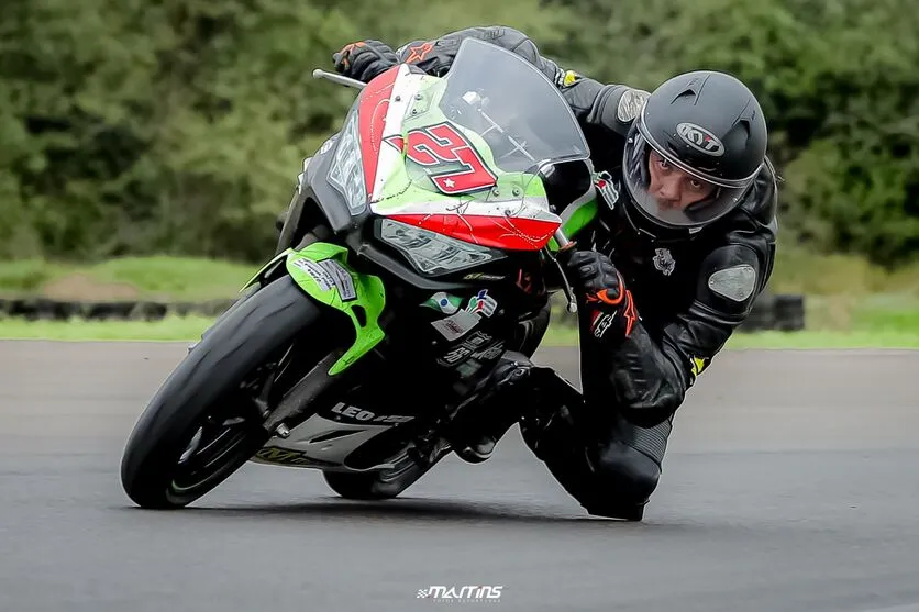 Vinícius Fidélis, de 34 anos, lidera na categoria 400cc Pro no Campeonato Paranaense de Motovelocidade