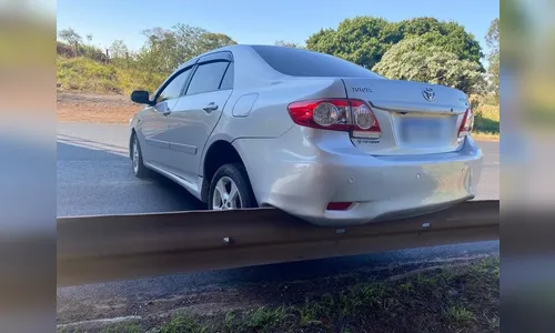 Carro desgovernado invade a contramão no viaduto da Vila Reis
