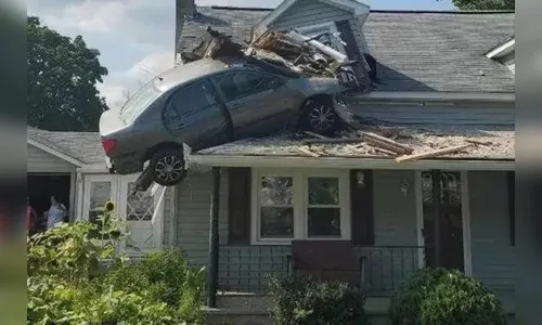 Carro bate em bueiro e 'voa' até o segundo andar de uma casa