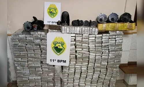 Carro carregado com mais de 400kg de maconha capota no Paraná; veja