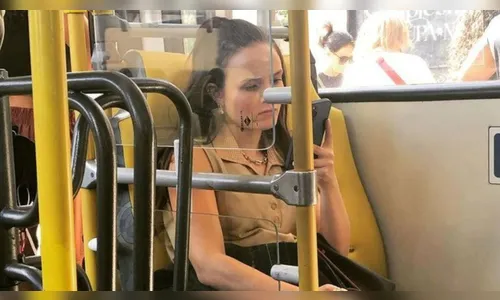 'A vida como ela é': foto de Larissa Manoela em ônibus intriga fãs