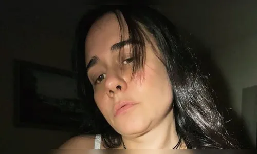 A atriz tirou as fotos em um quarto de hotel