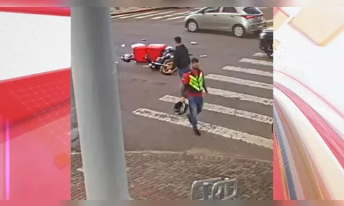 Pedestre atravessa rua na frente de motocicleta e é atropelada