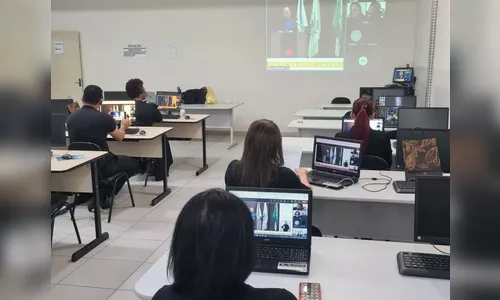 Polo UAB de Apucarana forma 23 estudantes em Letras Português-Libras