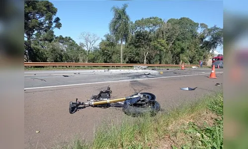 Moto esportiva bate em carros e duas pessoas morrem na BR-277