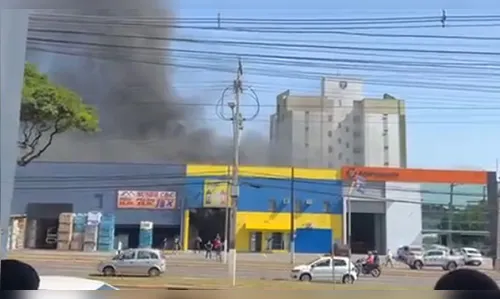 Caminhão pega fogo dentro de barracão de distribuidora em Londrina