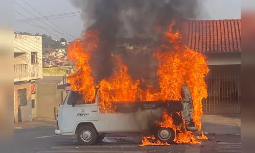 Kombi da prefeitura de Ivaiporã é consumida por fogo; veja