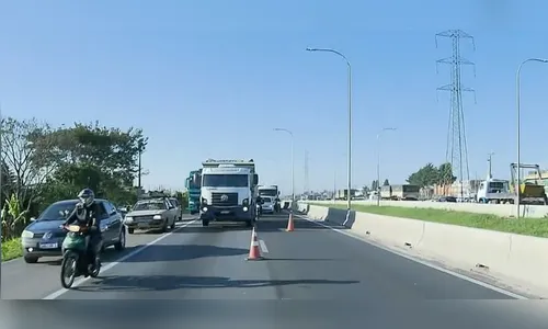 Motociclista morre após bater em caminhão no Contorno Sul, em Curitiba