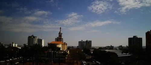 A máxima prevista para o dia é de 27°C.