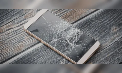 Homem bate na esposa, filha liga para a PM e é agredida com celular