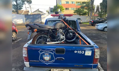 Moto furtada é encontrada sem placa e pintada de spray em Apucarana
