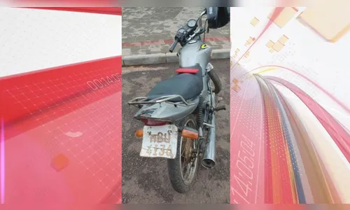 Jovem é preso dirigindo moto com placa de papel e sem CNH