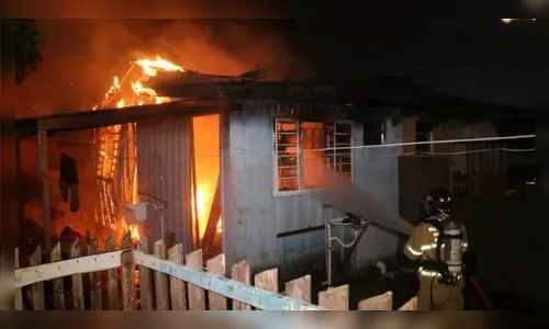 Após brigar com marido, mulher coloca fogo na própria casa no PR