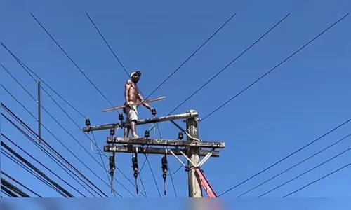 Homem sobe em poste para escapar da PM e deixa moradores sem energia