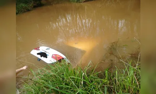 Carro afunda em córrego e motorista é achado morto dentro do veículo