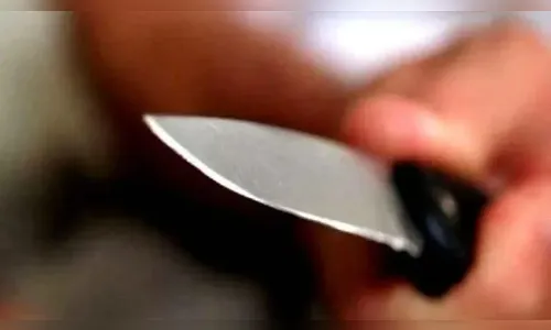 Homem é encontrado morto com facada e esposa deitada ao lado do corpo