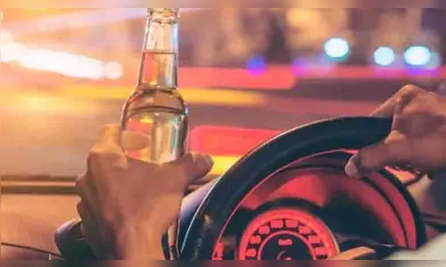 Homem dirige carro em zigue-zague e é preso por embriaguez