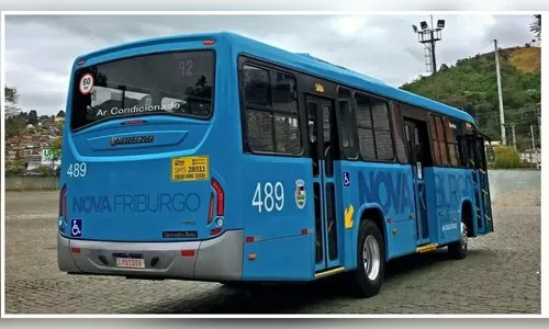 Estudante coloca cabeça para fora de ônibus e morre ao bater em poste
