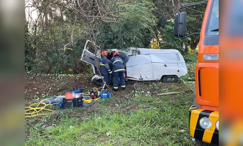 Motorista de Kombi fica ferido em acidente com caminhão de Apucarana