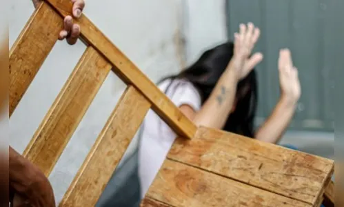 Mulher leva 'cadeirada' do marido e é expulsa de casa no Vale do Ivaí