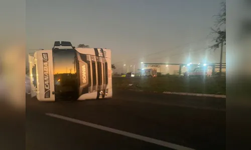 Carreta tomba na saída de Apucarana para Maringá