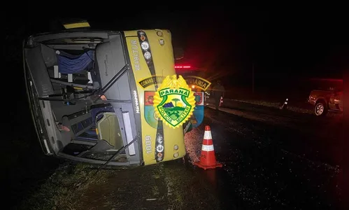 Ônibus que transporta estudantes para faculdades tomba na PR-082